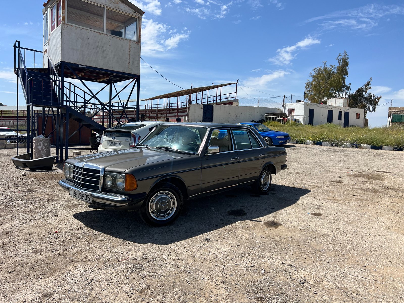 Mercedes  200 (1978)